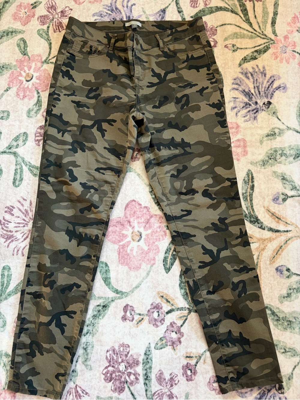 New York & Company Camo pants